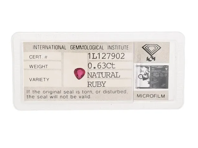 RUBIN, droppslipad, 0,63 ct, mått 5,2 x 5,0 x 2,8 mm, IGI certifikat 1L127902, förseglat.