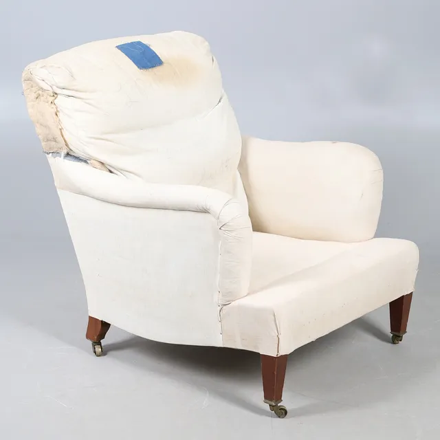 A HOWARD & SONS 'BRIDGEWATER' MAHOGANY ARMCHAIR, CIRCA 1900.