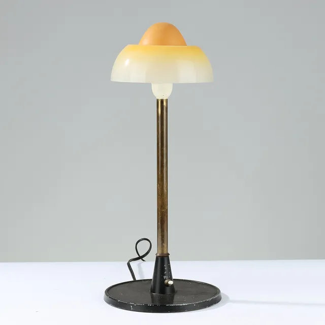 DANSK DESIGN. Bordlampe af messing og sortlakeret stål med "spejlæg"-skærme, 1900-tallets midte.