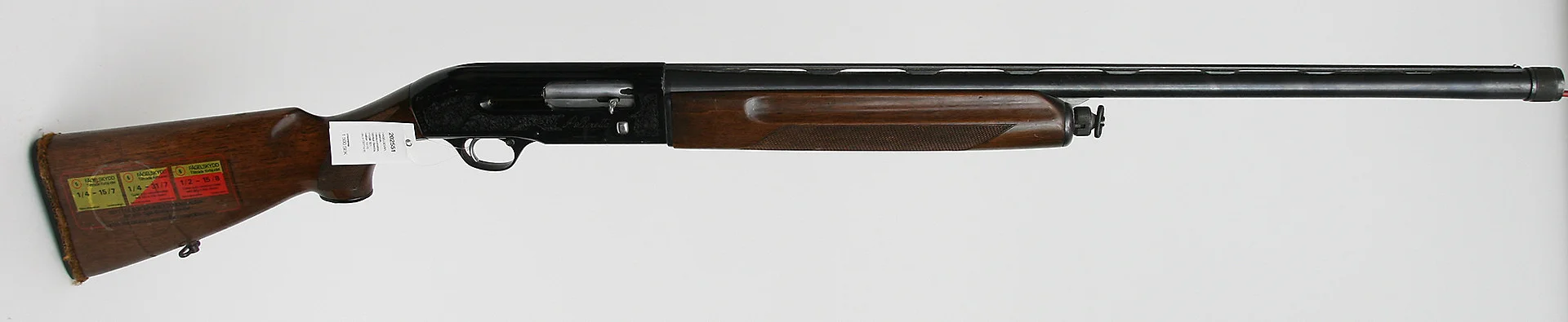 HAGELGEVÄR, italiensk, Halvautomatisk, fabrikat Beretta, modell 301, kaliber 12/70, tillv.nr D27747E, se-nr SE0221128. — Shotguns — Mauritz Widforss