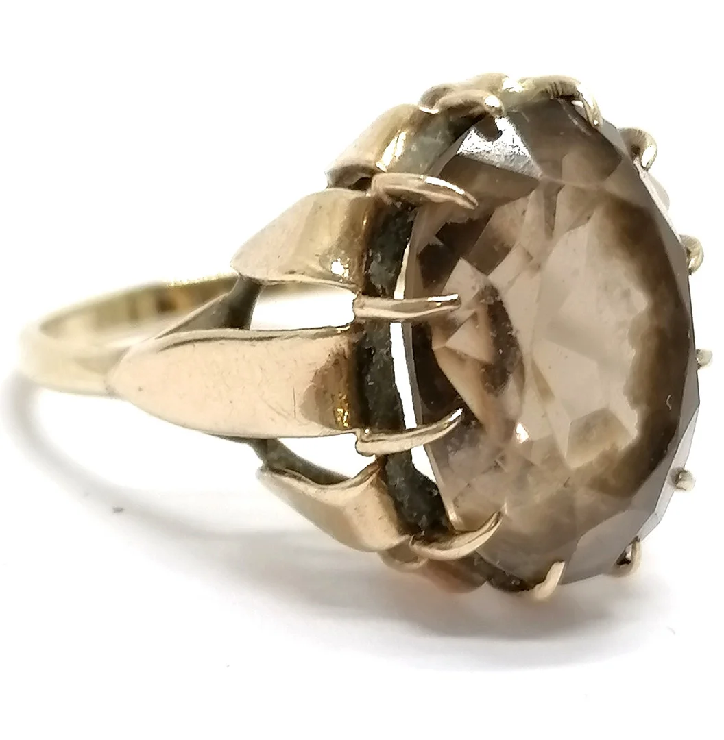 9CT GOLD SMOKY QUARTZ STONE SET RING WITH FLOWER DESIGN MOUNT. — Rings — Acreman St Auctioneers & Valuers