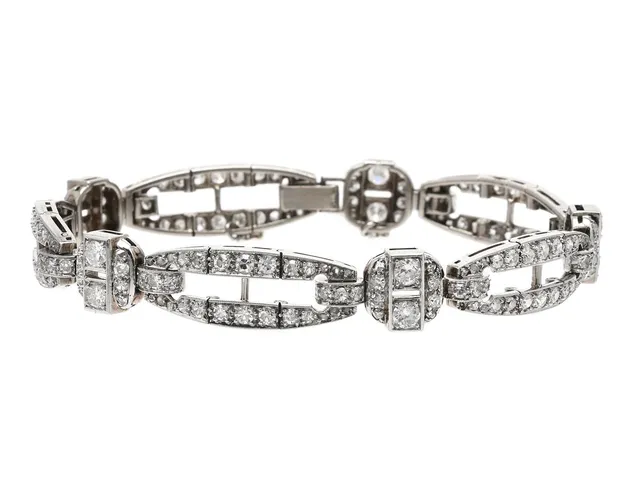 ARMBAND, 14K vitguld, åttkant- och rosenslipade diamanter ca 4,00 ctv, ca W/VS, längd 17,5 cm, vikt 22,4 g, säkerhetskedja, ett par diamanter med skador och nagg, en diamant saknas.