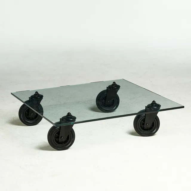 GAE AULENTI. "Tavolo con Ruote", soffbord, FontanaArte, Italien, samtida, modellen ursrpungligen formgiven 1980, bordsskiva i glas, hjul av svartlackerad metall och gummi.