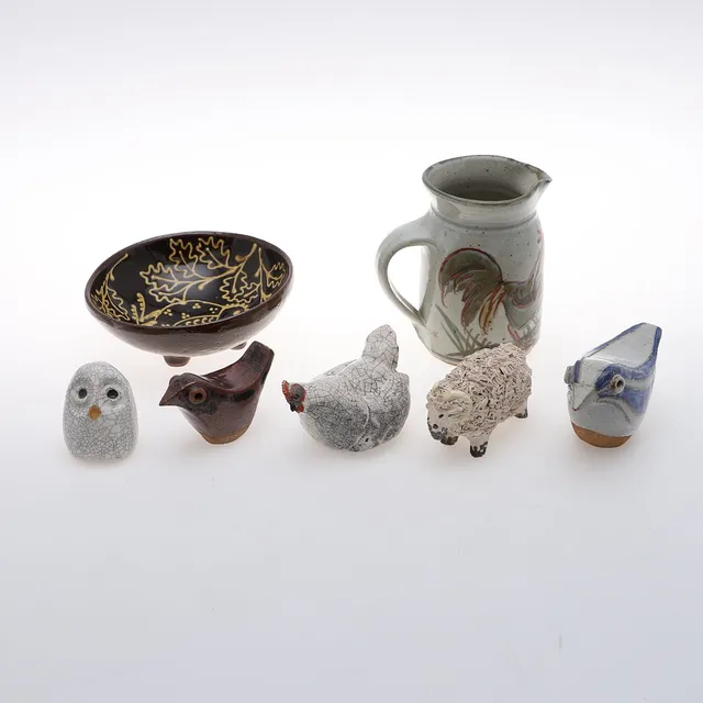A GROUP OF STUDIO POTTERY ANIMALS.