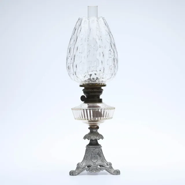 FOTOGENLAMPA, glas, mässing och gjutjärn.