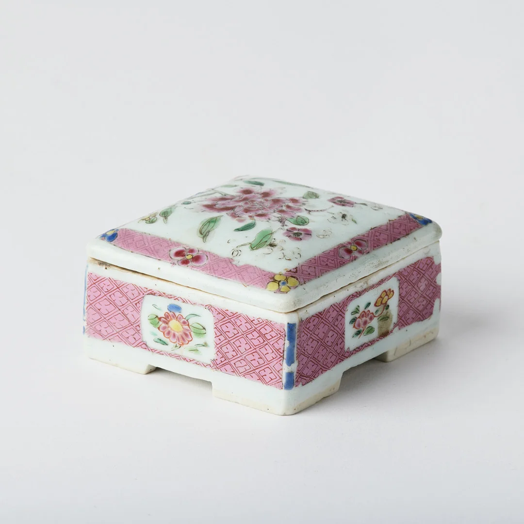 An Unusual Chinese Famille Rose Porcelain 'Floral' Box and Cover. — Ceramics & Porcelain — Stockholms Auktionsverk Fine Art