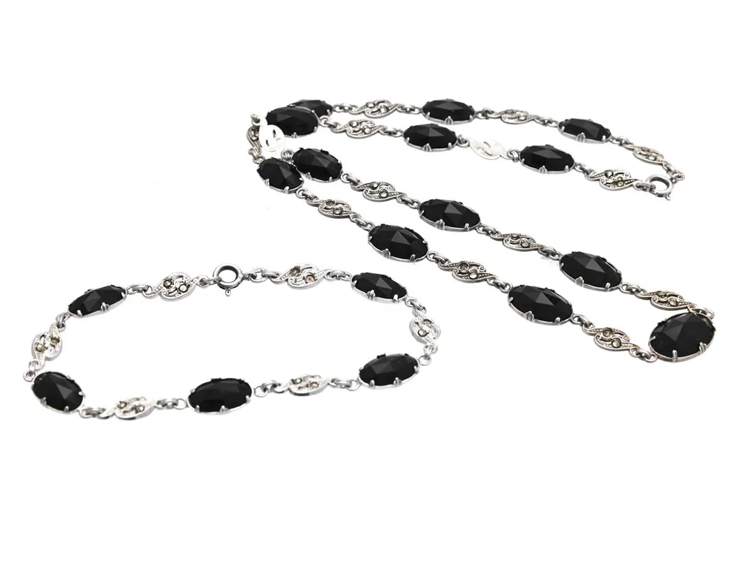 SMYCKESET, collier, armband, silver, onyx, markasiter, längd collier 44 cm, längd armband 19 cm, vikt 18 g, saknas markasiter. — Smycken/Smyckeset — Kaplans