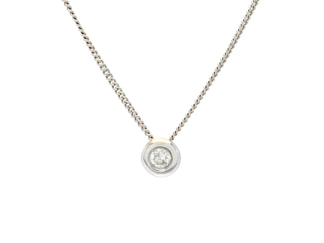 HÄNGE MED KEDJA, 18K vitguld, briljantslipad diamant ca 0,09 ct, ca W(H)/P, längd 42 cm, vikt 2,4 g. — Smycken/Hänge med kedja — Kaplans