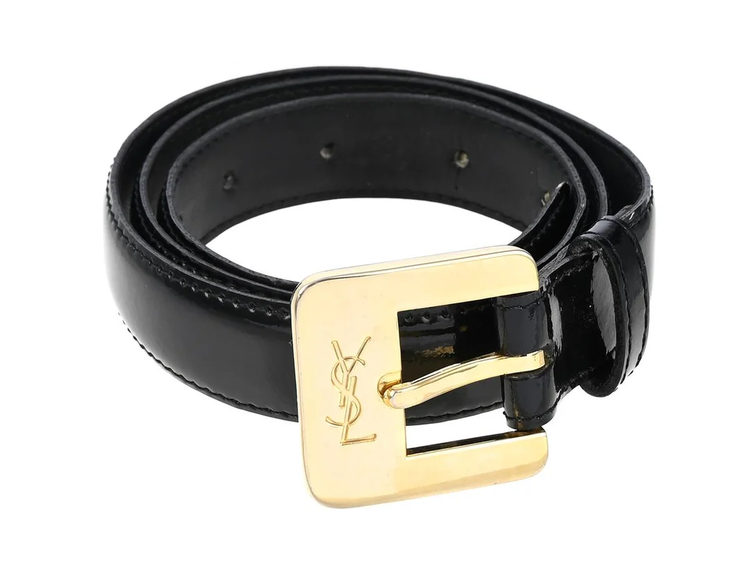 BÄLTE, YSL, vinatge, svart lackskinn, guldfärgat spänne, längd 68- 87 cm, bredd 3 cm, bruksslitage. — Accessoarer/Bälten — Kaplans