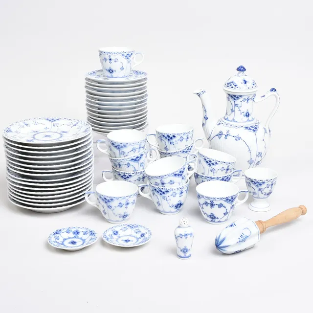 ROYAL COPENHAGEN STEL 49 dele. "Musselmalet", Halvblonde. Danmark. (49).