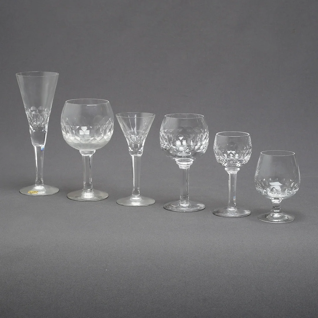 SIGURD PERSSON. Glasservis, 77 delar, "Gripsholm", Kosta. — Tableware — Auktionshuset Kolonn