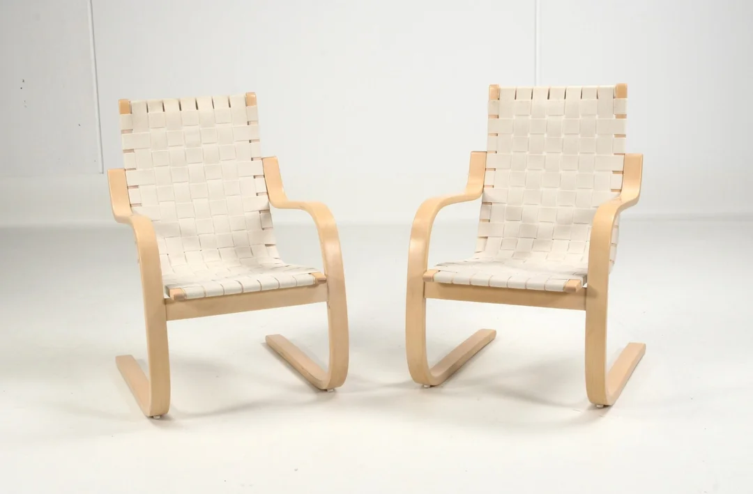 Alvar Aalto. Pair of free-swinging / armchairs, model 406, birch (2) — Furniture/Lounge chairs — Lauritz