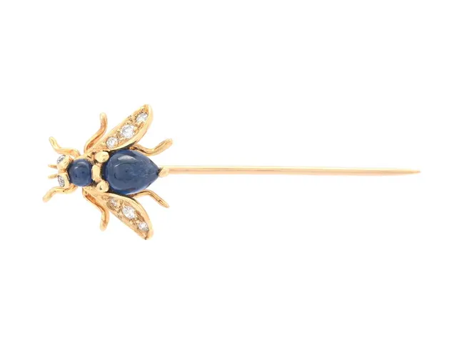 NÅL, fluga, 18K guld, cabochonslipade safirer, briljantslipade diamanter 0,07 ctv, flugans mått 10x12 mm, vikt 1,3 g.