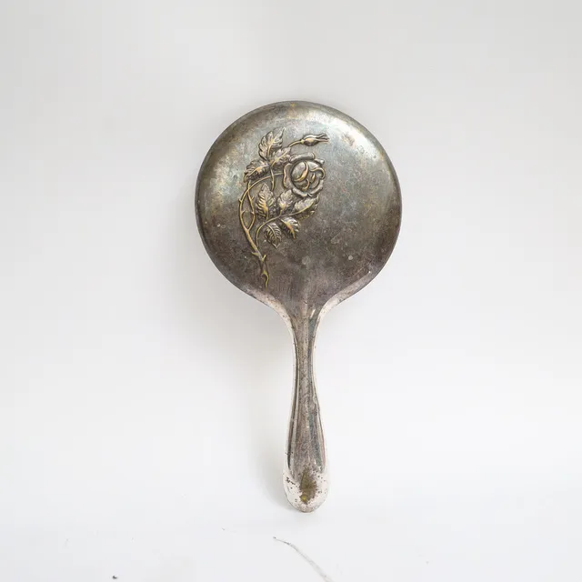 HANDSPEGEL, jugend, tidigt 1900-tal, nysilver med reliefdekor av blomster. Stämplad.