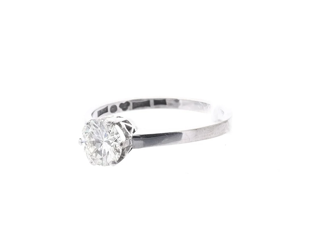 Enstensring 18K vitguld 2,6g Ø16¼, briljantslipad diamant 1x ca 0,72ct, enligt inskription, nästintill luppren, Atelier Ajour, Stockholm, 1961 — Smycken/Enstensring — Kaplans