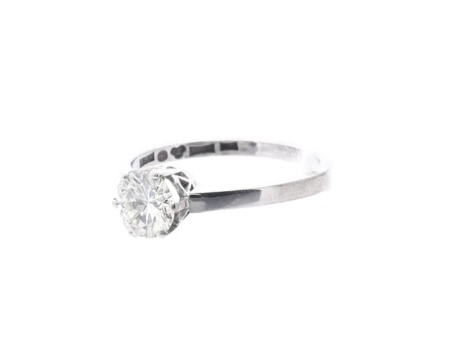 Enstensring 18K vitguld 2,6g Ø16¼, briljantslipad diamant 1x ca 0,72ct, enligt inskription, nästintill luppren, Atelier Ajour, Stockholm, 1961