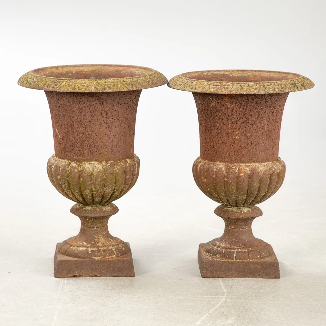 Paar kleine Medici Vasen, wohl England, 19. Jh. (2). — Garden Sculptures & Urns — Stockholms Auktionsverk Hamburg