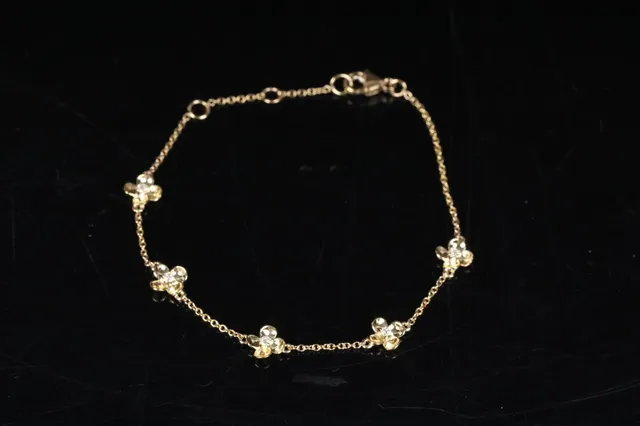 Blomsterarmbånd af 9 kt. guld med diamanter, ca. 0.11 ct.