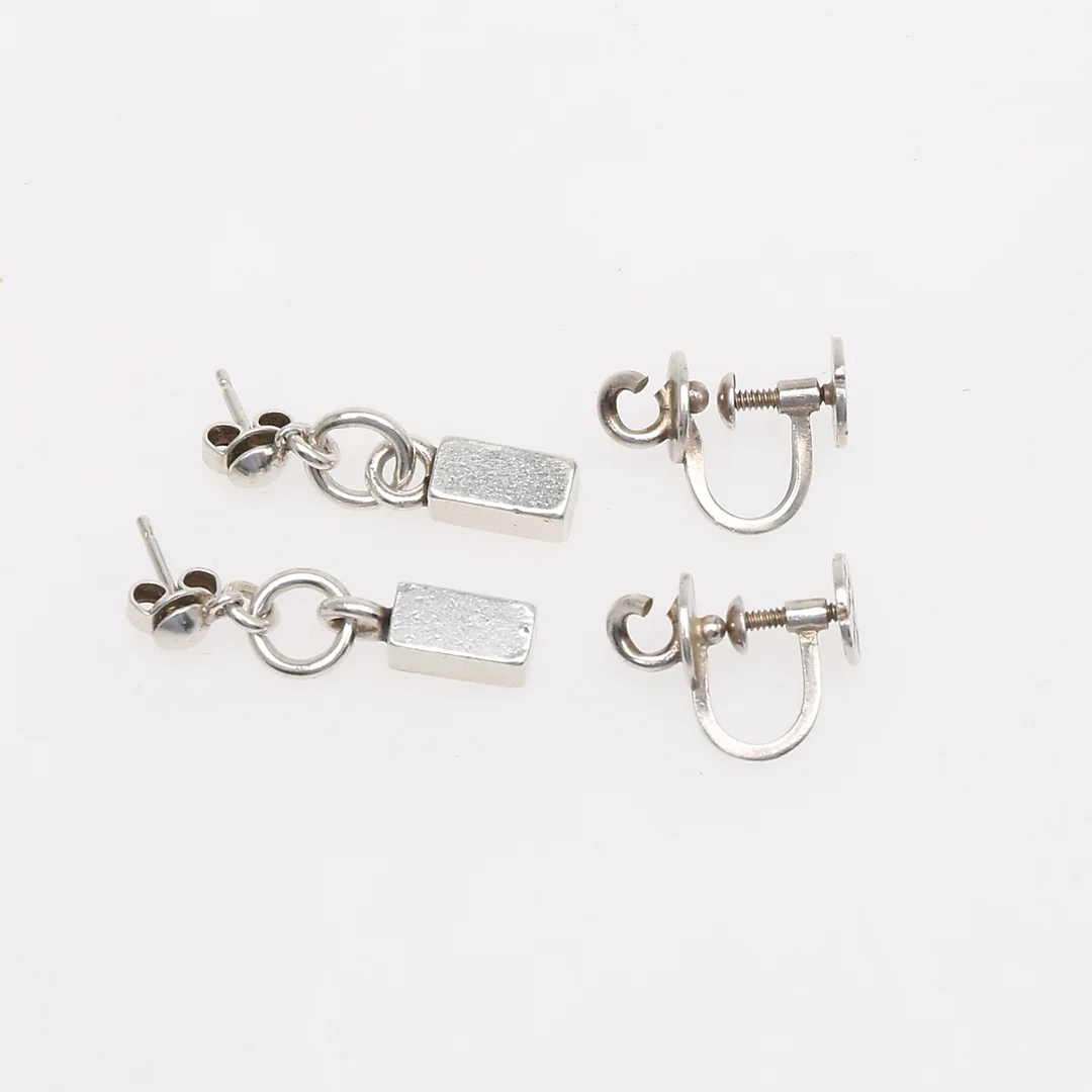 WIWEN NILSSON, ETT PAR ÖRHÄNGEN, stavar och ringar, silver. — Earrings — Crafoord Auktioner Lund