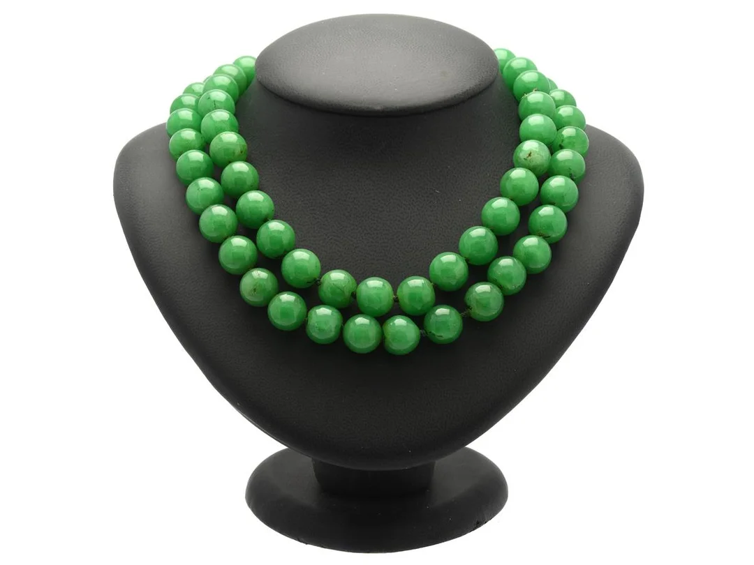 COLLIER, behandlad jade, kulor ca 12,3 mm, längd ca 85 cm, vikt 166,3 g. — Smycken/Collier — Kaplans