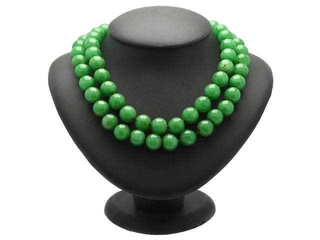 COLLIER, behandlad jade, kulor ca 12,3 mm, längd ca 85 cm, vikt 166,3 g.