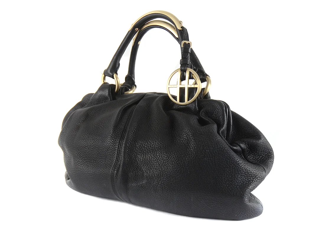 VÄSKA, HUGO BOSS, svart läder med matta gulmetall detaljer, 40x26x6 cm. — Accessoarer/Väskor — Kaplans