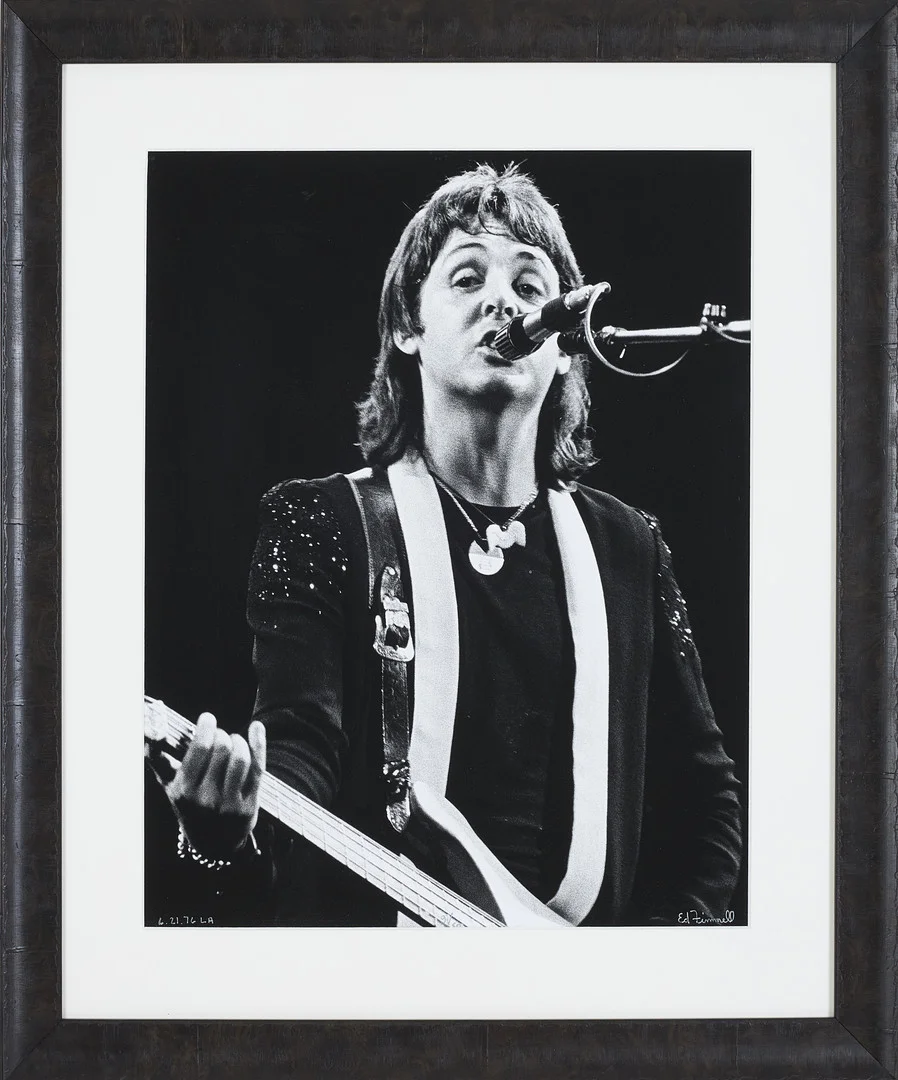 ED FINNELL (F. 1956). "Wings Over America Tour", Los Angeles, 21 Juni 1976, signerad Ed Finnell, numrerad 9/50, analogt (darkroom made) silvergelatin fotografi, ilford multigrade v rc-papper. — Photography — Stockholms Auktionsverk Sickla
