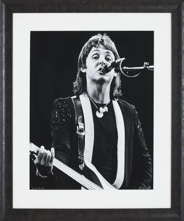 ED FINNELL (F. 1956). "Wings Over America Tour", Los Angeles, 21 Juni 1976, signerad Ed Finnell, numrerad 9/50, analogt (darkroom made) silvergelatin fotografi, ilford multigrade v rc-papper.