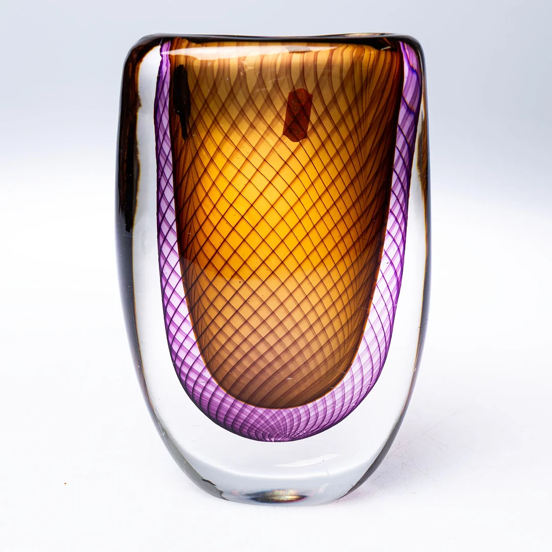 VICKE LINDSTRAND. Vas, Kosta, signerad & numrerad 1588. — Art glass — Handelslagret Auktionsservice
