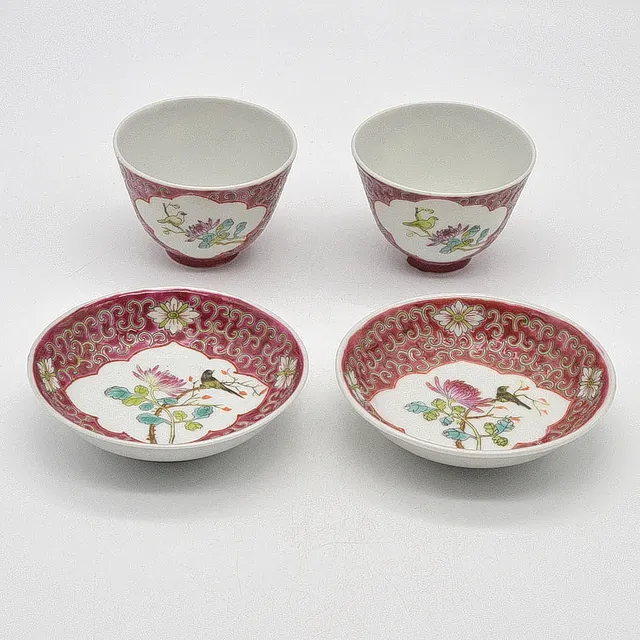 ROTE KOPPCHEN TASSEN-SET MIT VÖGEL UND BLUMEN DEKORATION, FAMILLE ROSE, UM 1960, AUS JINGDEZHEN, CHINA.