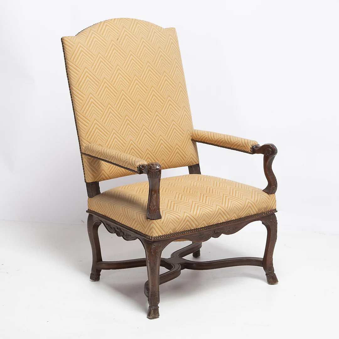 Regency-style armchair in carved walnut and oak, first half of the 18th Century. — Armchairs & Chairs — Balclis