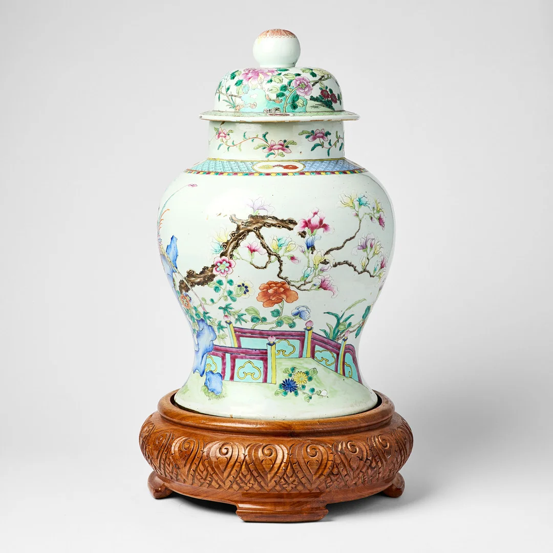 A Large Chinese Famille Rose Jar and Cover. — Ceramics & Porcelain — Stockholms Auktionsverk Fine Art