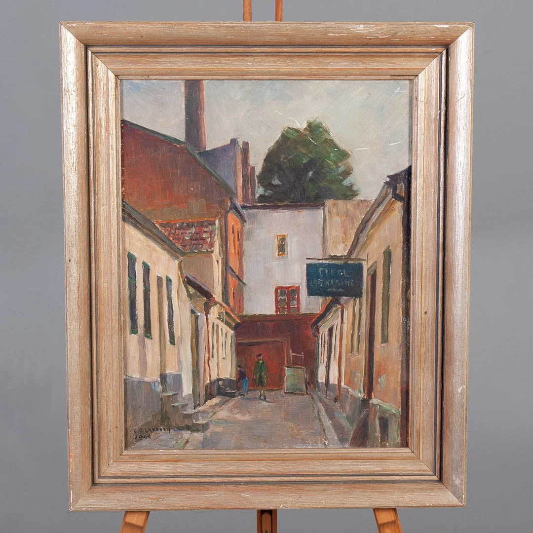 CARL OSCAR LARSSON. Olja på pannå. Stadsmotiv, signerad och daterad 1944. — Paintings — Laholms Auktionskammare