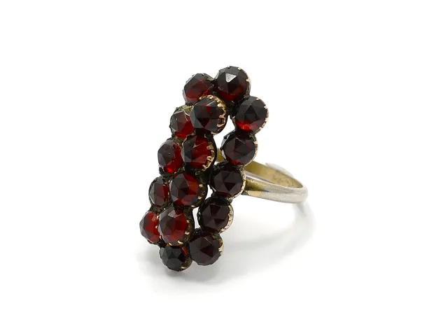 RING, silver, granater, stl 18,25 mm, vikt 4,3 g, Guldringen, 1936.