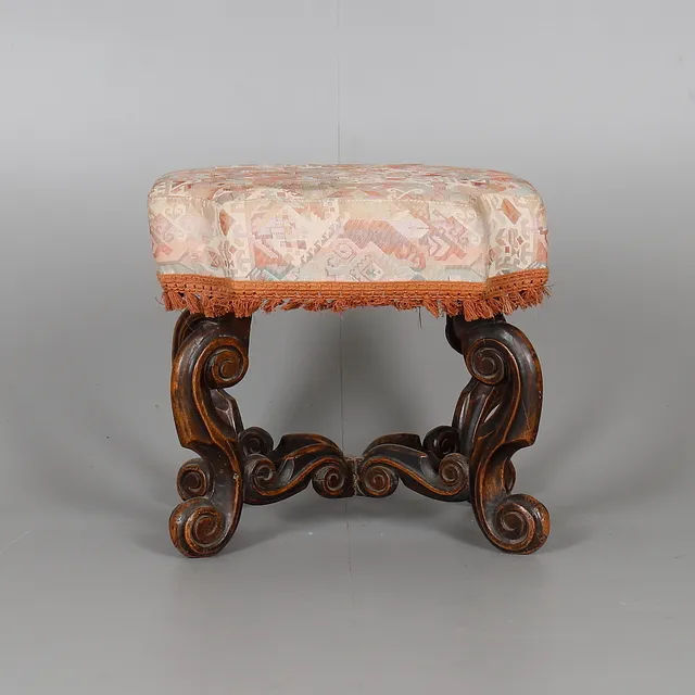 AN OAK DRESSING STOOL IN WILLIAM AND MARY STYLE.
