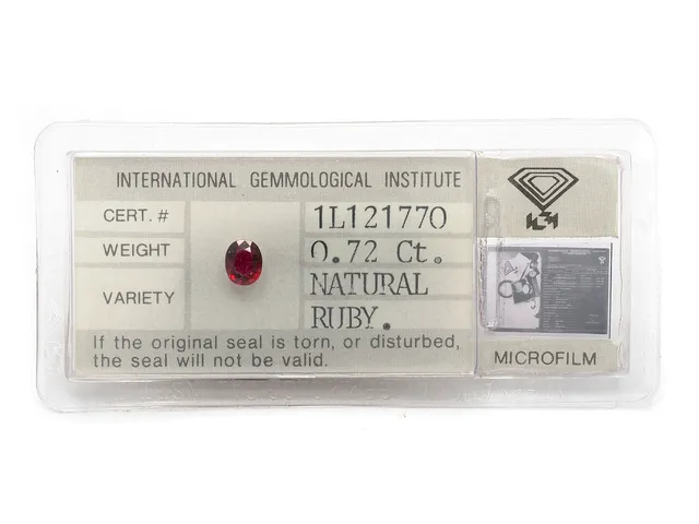 RUBIN, ovalslipad, 0,72 ct, IGI cert 1L121770, plomberad.