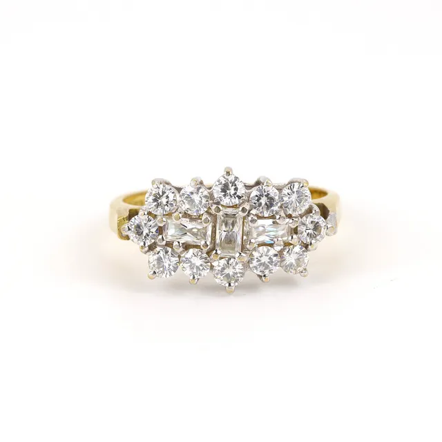 18CT DIAMOND CLUSTER RING.