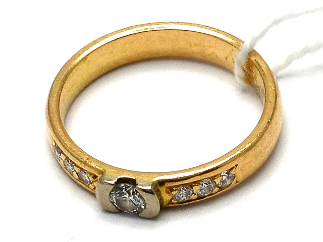 Ring 18K 3,9g Ø16¾, graverad, med diamanter 1xca.0,16ct 6xca.0,02ct