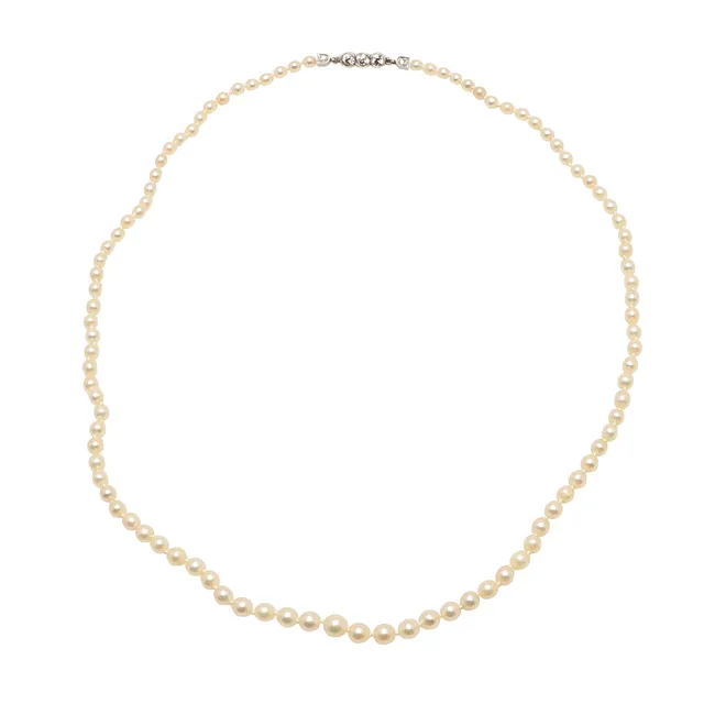 A SINGLE ROW GRADUATED NATURAL PEARL NECKLACE.