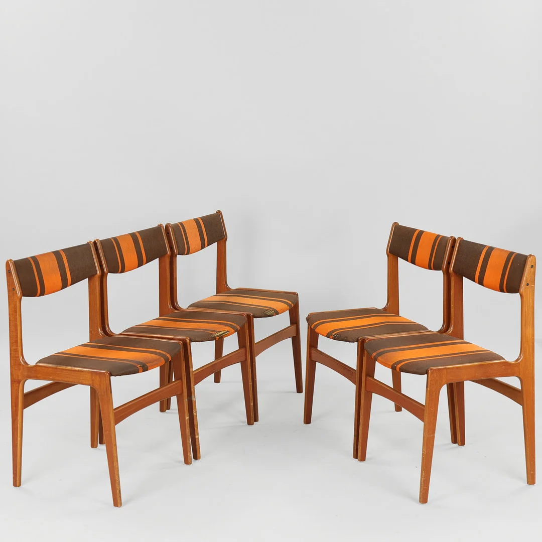 ERIK BUCH (1923–1982). TILSKREVET. Sæt på fem stole af teakfiner, sæder og ryg betrukket med uld, Nova Stolefabrik, Danmark, 1960'erne, (5). — Armchairs & Chairs — Palsgaard Kunstauktioner