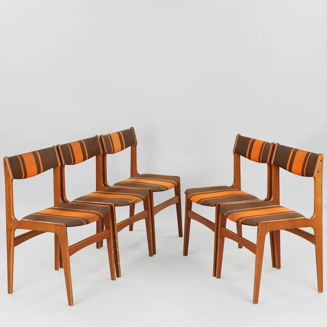 ERIK BUCH (1923–1982). TILSKREVET. Sæt på fem stole af teakfiner, sæder og ryg betrukket med uld, Nova Stolefabrik, Danmark, 1960'erne, (5).