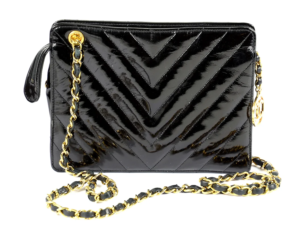 VÄSKA, CHANEL, vinatage, svart skinnlack, 21x16x4 cm, hologram märkt, cert nr.1919920. Några märken på lädret. — Accessoarer/Väskor — Kaplans