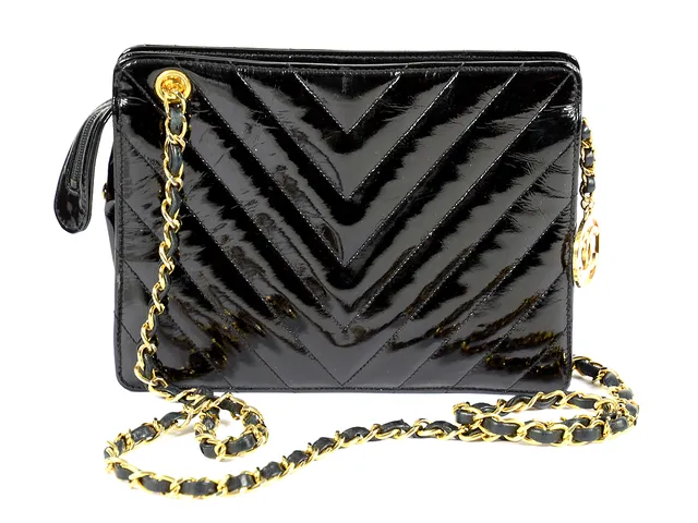 VÄSKA, CHANEL, vinatage, svart skinnlack, 21x16x4 cm, hologram märkt, cert nr.1919920. Några märken på lädret.