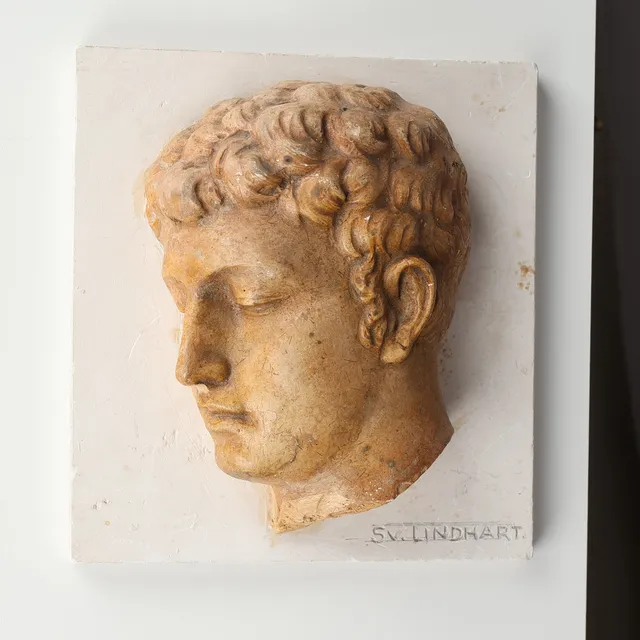 SVEND LINDHART ( 1898-1989). Relief af gips, portræt af ung mand.