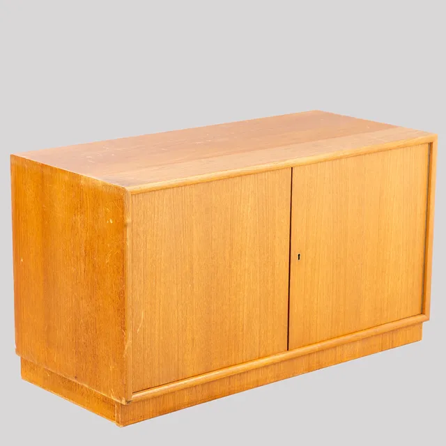 WK Möbel, 2-türiger Halbschrank in Teak.