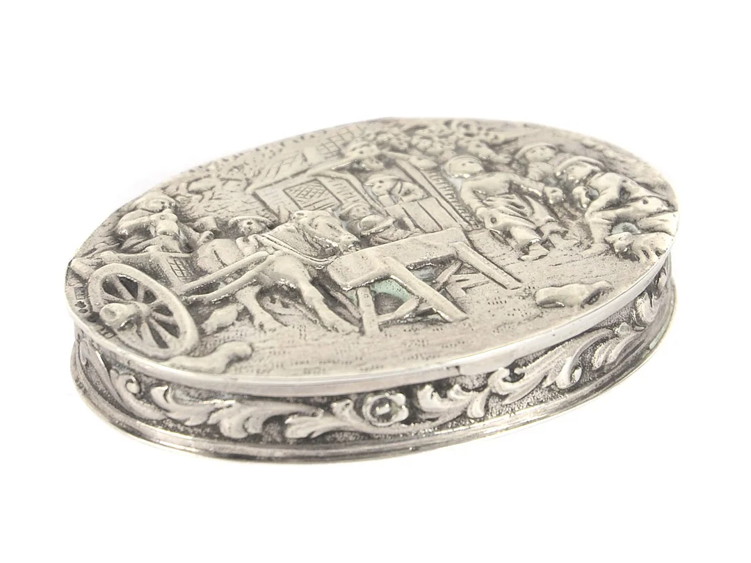 DOSA, silver, reliefdekor, Stockholm 1948, 8x6 cm, vikt 86,2 g, — Silver/Dosa — Kaplans