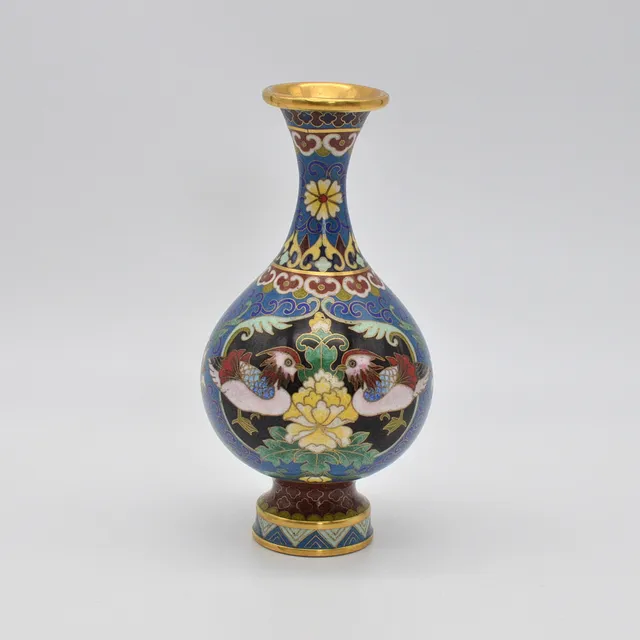 CHINESISCHE CLOISONNÉ VASE MIT MANDARINENENTEN, ANFANG 20. JAHRHUNDERT, HÖHE CA. 15,5CM.