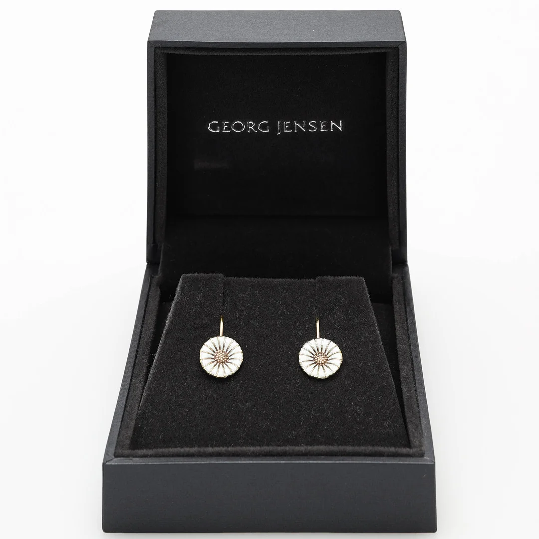 GEORG JENSEN. Örhängen, ett par, "Daisy", guldpläterat silver, emalj, etui, Danmark. — Earrings — Auktionsmagasinet Vänersborg