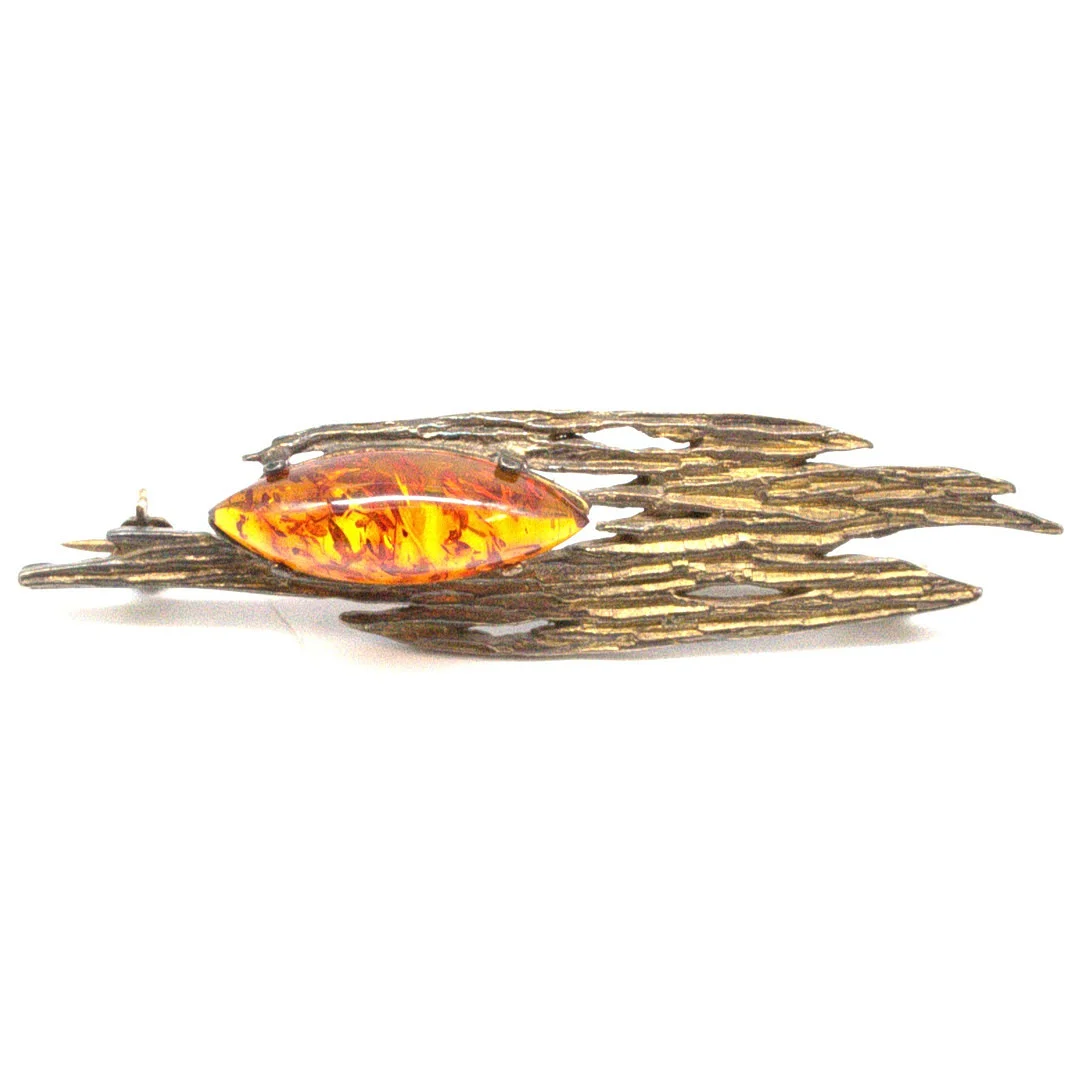 DESIGNER BROSCHE AUS 835 SILBER MIT BERNSTEIN, HANDPOLIERT, 20. JAHRHUNDERT. — Brooches & Pendants — Kunst- und Auktionshaus Kleinhenz
