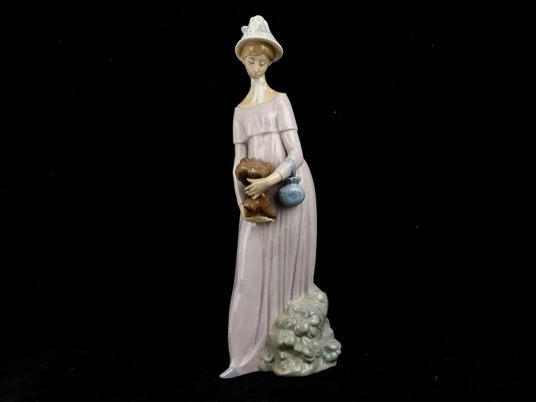 Figurin, Lladro, Dam med hund, höjd: 30cm — Keramik/Övrigt — Kaplans